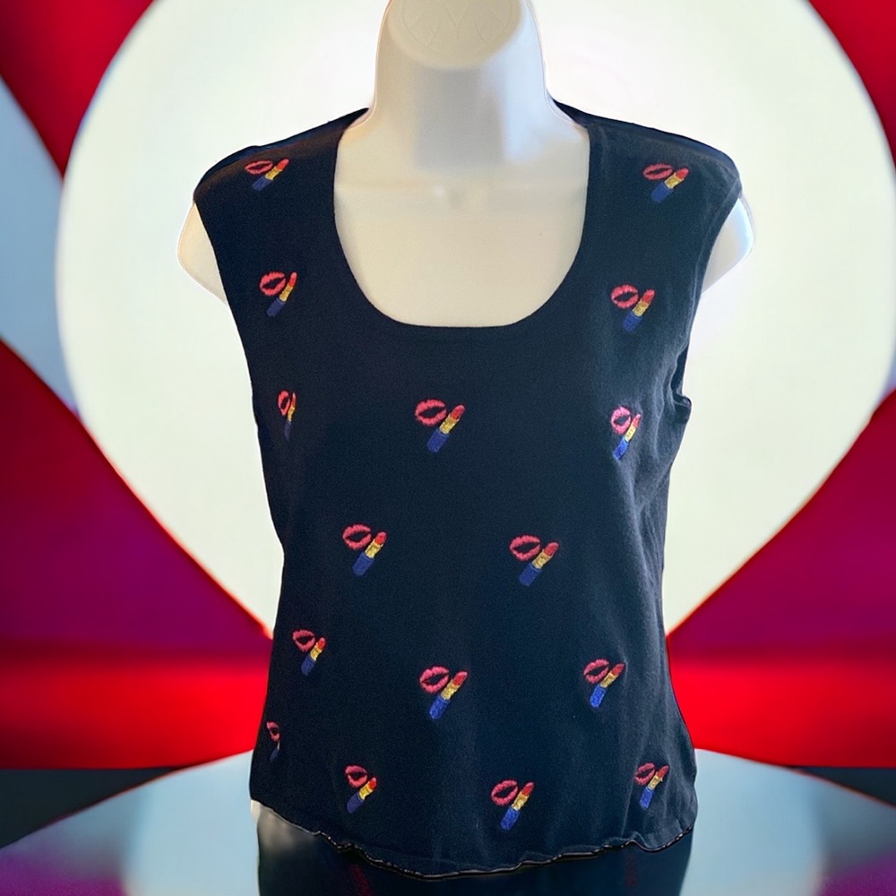 Super cute embroidered “Love Lipstick” 💄 sleeveless sweater top - Picture 5 of 10